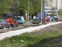 907810 Afbeelding van de aanleg van een trottoir langs de Talmalaan te Utrecht.